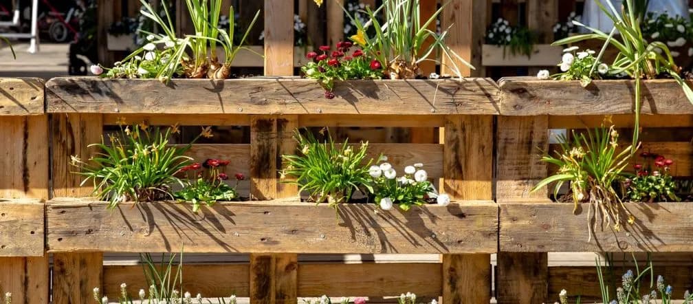 Jak zrobić kwietnik z palet - łatwy sposób na piękne rośliny w ogrodzie
