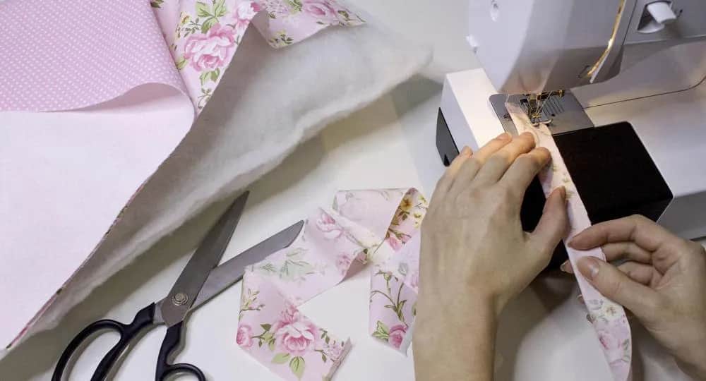 Jak uszyć poduszkę dekoracyjną: proste sposoby na piękne wykończenie