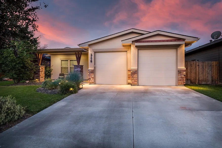 Jaką lampę do oświetlenia podwórka wybrać, aby zaoszczędzić?