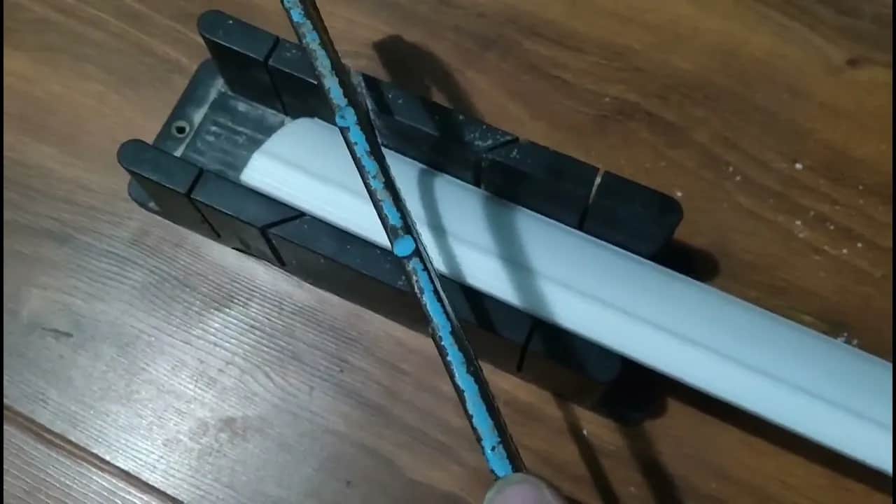 Jak ciąć listwy styropianowe pod kątem, aby uniknąć błędów i zniszczeń