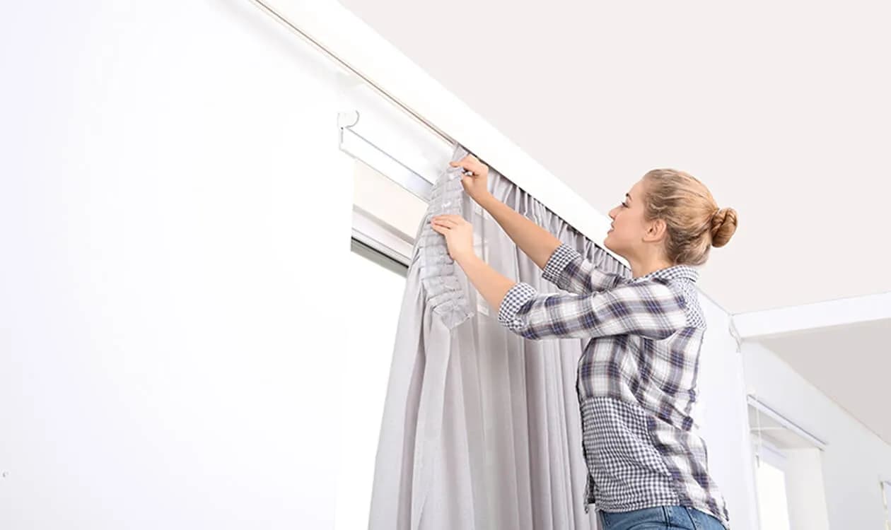 Jak założyć zasłony na karnisz bez problemów - proste metody montażu