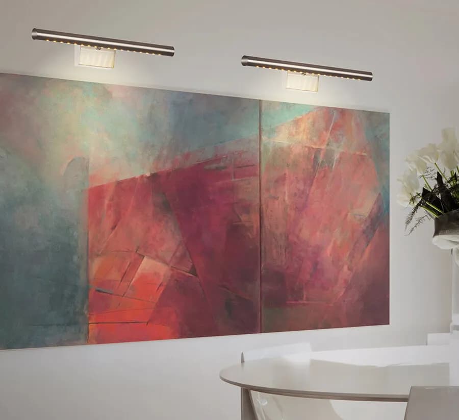 Jak oświetlić obraz na ścianie, by uniknąć cieni i błysków