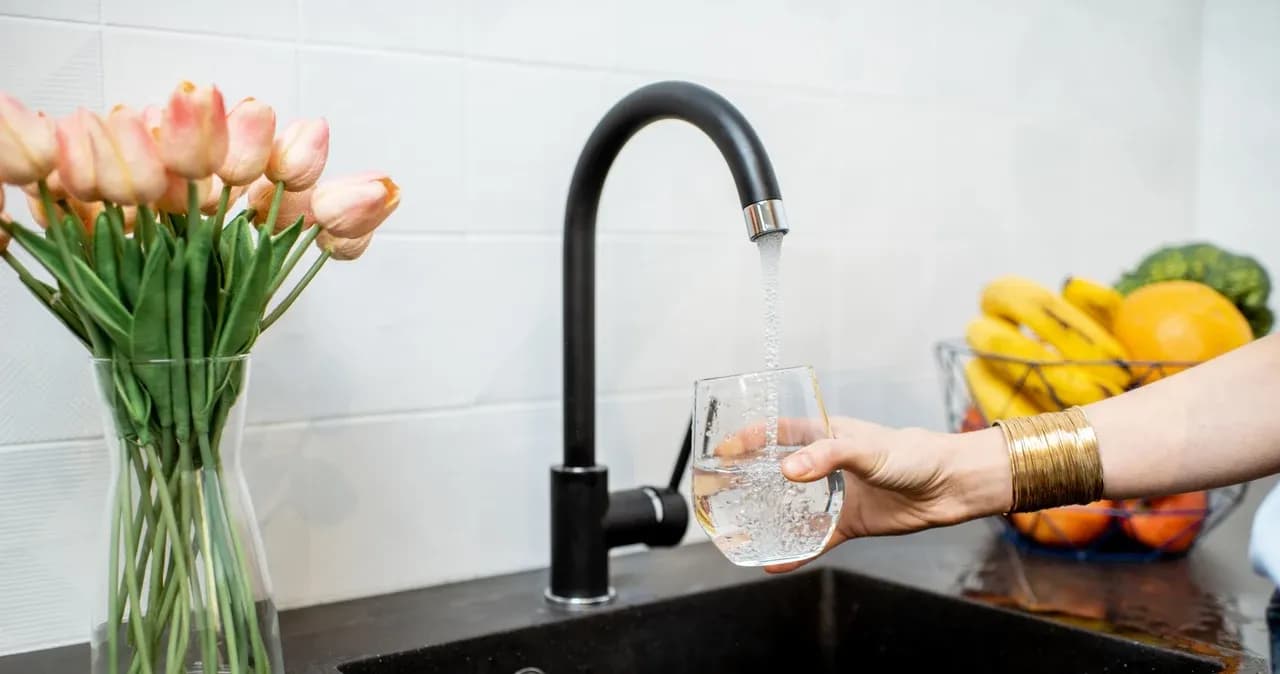 Czy filtrować wodę z kranu? Odkryj korzyści i zagrożenia