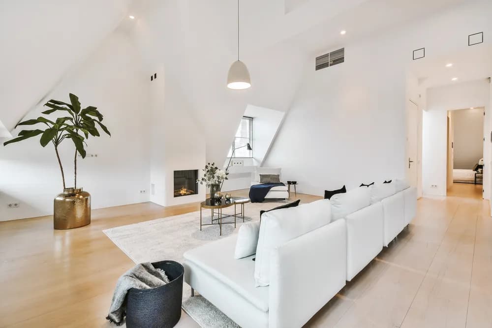 Jak oświetlić pokoje na poddaszu – skuteczne sposoby na ciemne przestrzenie