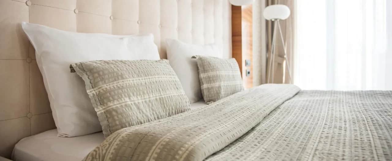 Jakie wypełnienie do poduszek dekoracyjnych wybrać, aby uniknąć alergii?