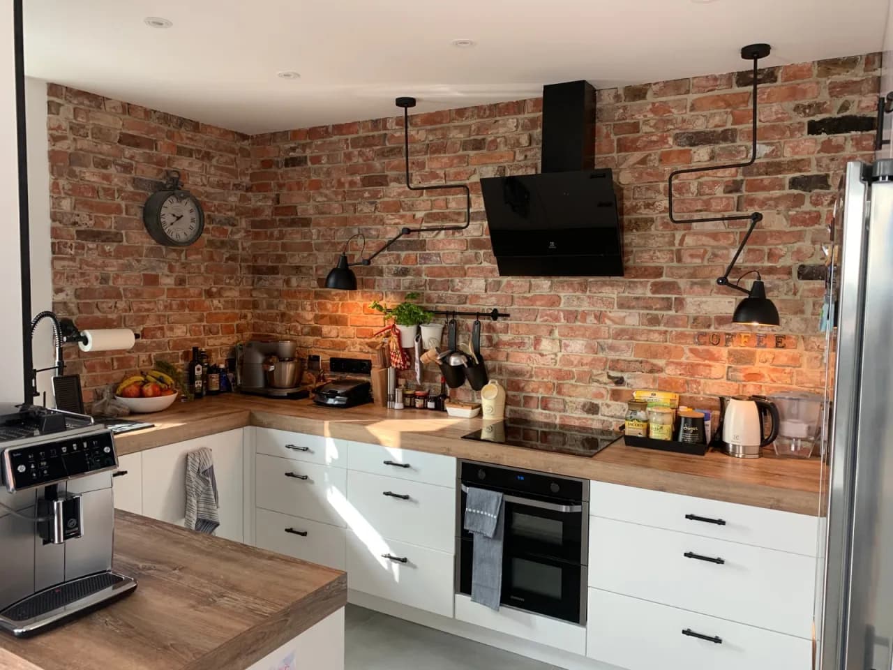 Jaki klej do cegły dekoracyjnej - uniknij błędów przy wyborze