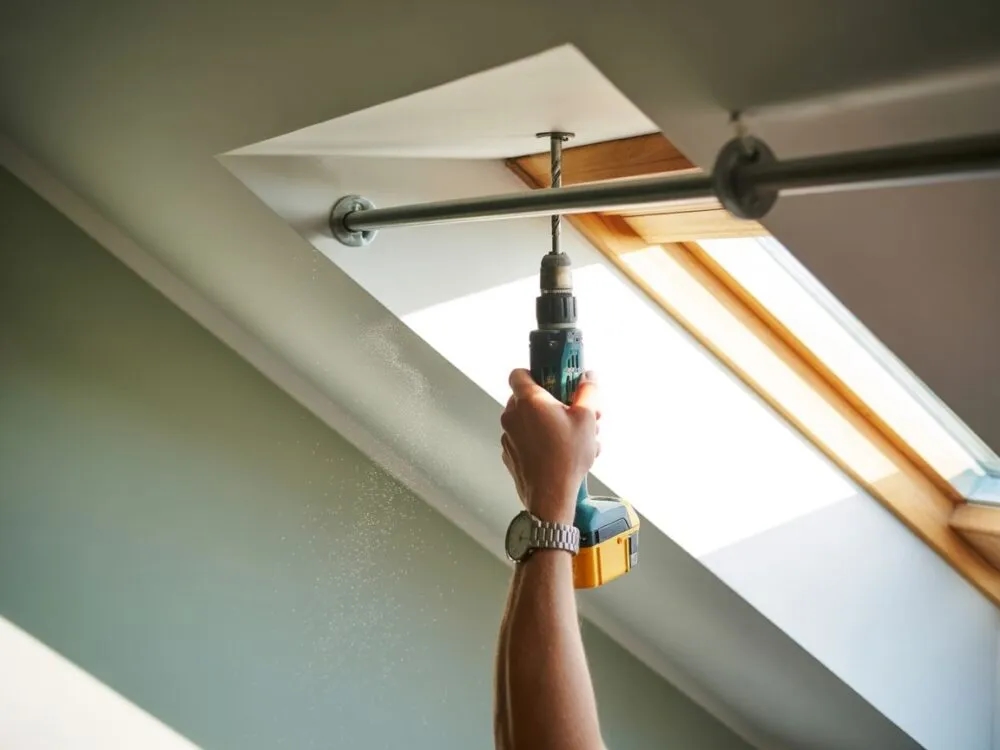 Jak zamontować karnisz na skosach bez błędów i frustracji