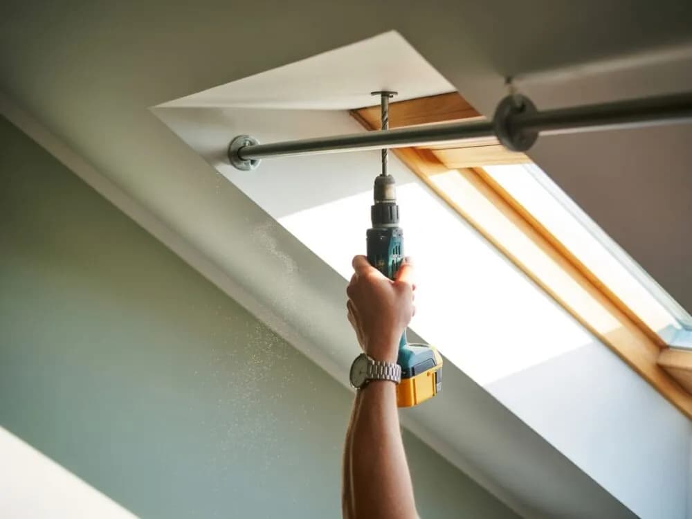 Jak zamontować karnisz na skosach bez błędów i frustracji